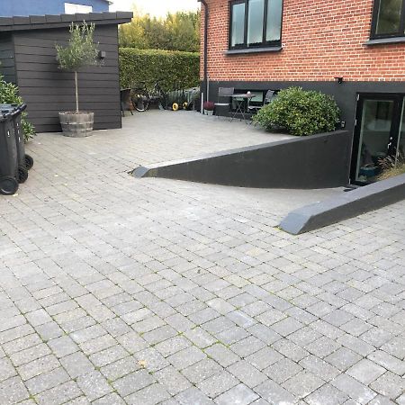 Nyistandsat Hojloftet Kaelderlejlighed Pa 70 M2 I Viborg Centrum, Med Plads Til 4 Personer Kültér fotó