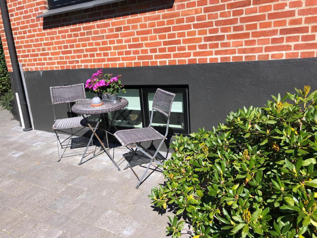 Nyistandsat Hojloftet Kaelderlejlighed Pa 70 M2 I Viborg Centrum, Med Plads Til 4 Personer Kültér fotó