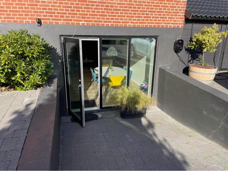 Nyistandsat Hojloftet Kaelderlejlighed Pa 70 M2 I Viborg Centrum, Med Plads Til 4 Personer Kültér fotó